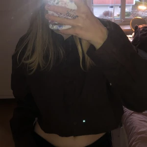 Brun skjorta - Croppad brun skjorta. Jättefin på, lite svår att visa bara Hahah. Skriv vid frågor