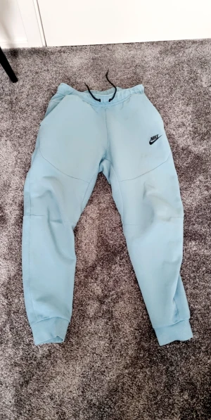 NIKE TECH FLEECE LJUSBLÅ - Toppskick, inget hål eller sånt och finns ej i butik sen längesen