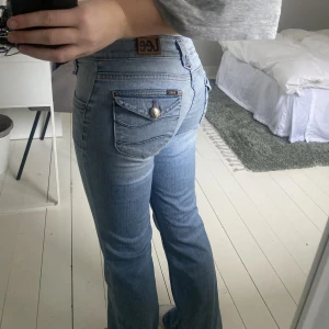 Lågmidjade Lee jeans - Så snyggga lågmidjade jeans från Lee!! Dom har jättecoola fickor både fram och bak och är drömjeans men har tyvärr tröttnat på de! Är 168 och dom sitter bra på mig i midjan och i längden(lite långa)