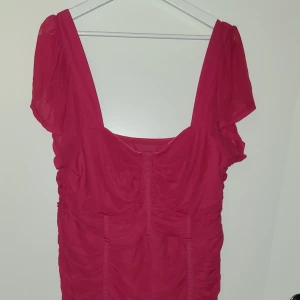 Shein röd klänning  - Oanvänd  Röd klänning från Shein i storlek 4XL🥻