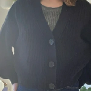 Stickad tröja - Köpt på plick. Aldrig använd ytav mig. Inte alls noprig