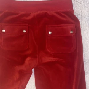 Juicy Couture  - Säljer mina röda juicy couture i storlek xs på grund av att jag ska köpa i en annan storlek. Har använt dom runt 15-20 gånger och dom är i bra skick. Skriv för fler bilder. Du står för frakten om du inte kan mötas upp:)