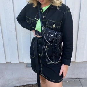 Jeans set - Säljer mitt svarta jeanset från junkyard. Endast använt en gång. Kjol stlk M 200kr + frakt. Jacka stlk M 300kr + frakt. Eller båda för 450kr + frakt för båda💚