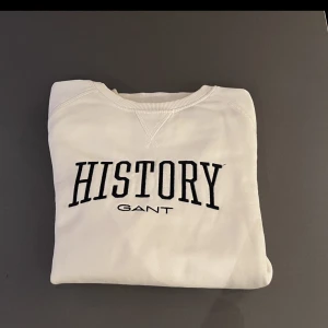 Gant history sweatshirt  - Hängt i garderoben väldigt länge men inte annvänd så mycket. Det är barn strl 