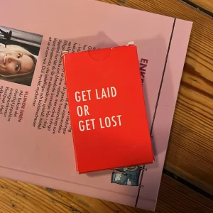 Get laid or get lost spel - Säljer mitt spel som måndagsvibe tagit fram! Spelet är endast använt 2 gånger, så nyskick! Spelet är perfekt att använda med sin partner, på förfesten, på en middag eller på en dejt❤️ slutsålt på hemsidan! Nypris på spelet är 250kr