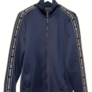 Michael Kors zip tröja  - Marinblå zip tröja från Michael Kors. Knappt använd i storlek S men lite stor i storleken så passar M (kanske L) Köpt för 3000kr 