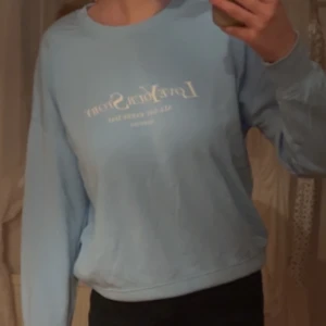 Blå tröja strl M - blå fin tröja strl M, men passar S och XS också.  ORDINARIE PRIS: 70kr❌ REA NU: 40kr