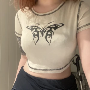 Y2K crop top - Fin y2k crop top från H&M. Storlek S. Frakt 66 kr 🌿 Finns i Västerås! 