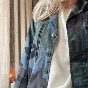 Blå militärjacka - Populär blå/grön camojacka från Quatre Filles. Köpt för 2500. Finns bara kvar i strl M på hemsidan