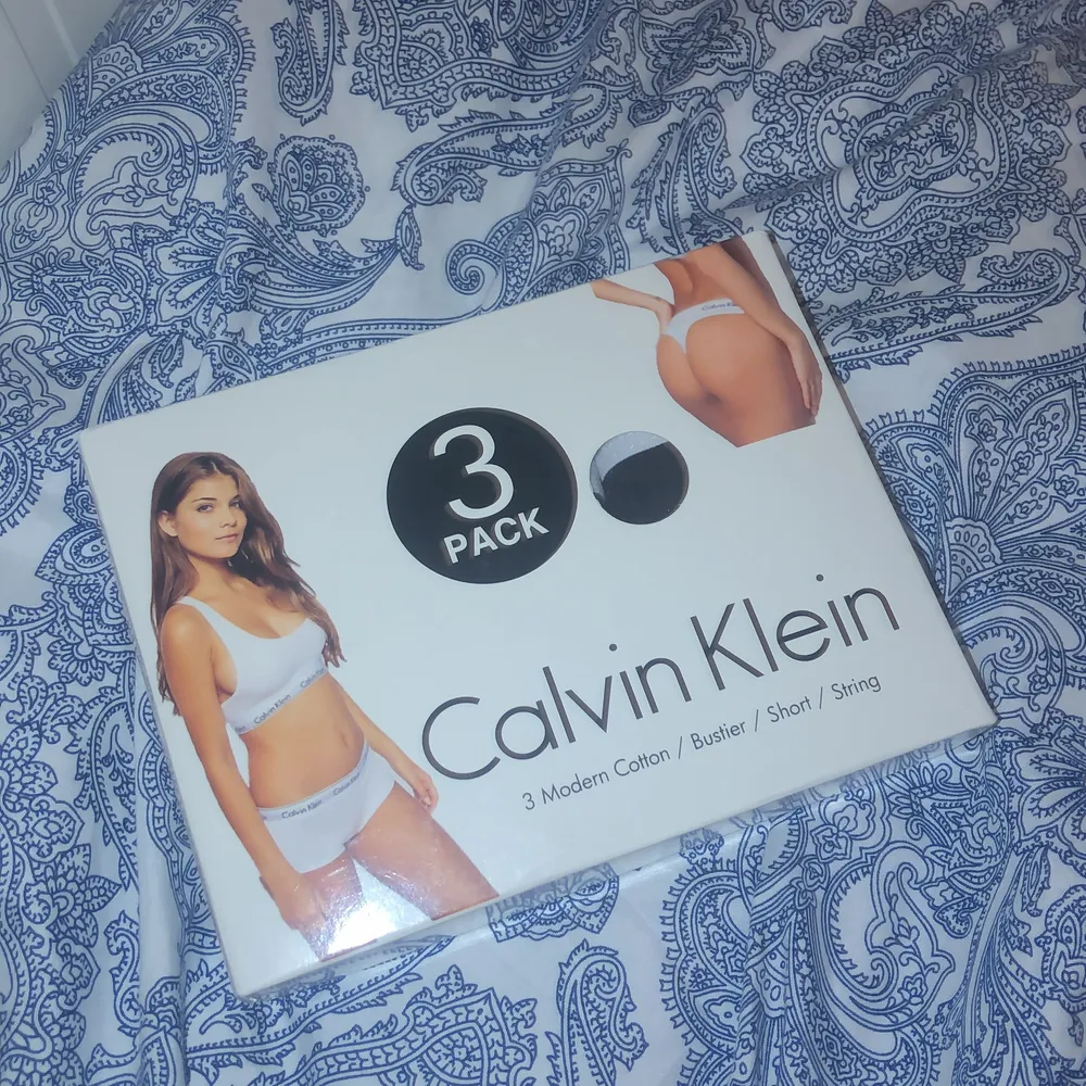 Calvin Klein underkläder sett som består utan 3delar, en bh, string och trosor. Helt nya och oanvända. Möts upp eller så står köparen för frakten ❤️. Övrigt.