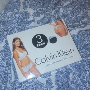 Calvin Klein underkläder sett som består utan 3delar, en bh, string och trosor. Helt nya och oanvända. Möts upp eller så står köparen för frakten ❤️