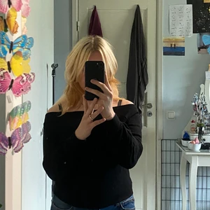 Tröja storlek xs  - Super söt off shoulder tröja från GinaTricot!! I storlek Xs!   Säljer den då jag ej använt den på länge!!  Skriv privat för mer information!   Säljer den för 100kr!