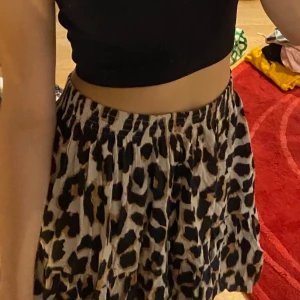 Leopard kjol,från Pernilla wahlgrens collection  - Jätte skönt material!