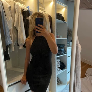 Svart klänning från H&M - Svart klänning från H&M, öppen rygg. Storlek S säljer för 50 kr + frakt. Aldrig använd.