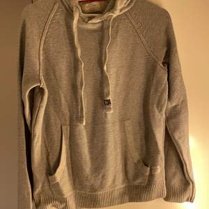 Jack & Jones stickad hoodie som är i ett skönt material och passar folk i storlek S och M. 