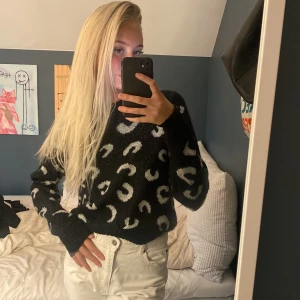 Tröja - Stickad tröja i leo, Storlek S