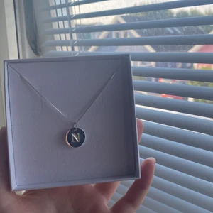 Silverhalsband med N - Silverhalsband från Syster P i äkta silver, helt nytt och oanvänt. Nypris 399 för charmen med N på och 399 för kedjan som är den ”korta” versionen (44cm) 