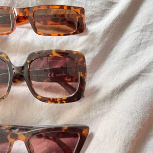 Bruna solglasögon - Ett par 100kr, två par 175 och alla tre för 225kr! Skriv för fler bilder/frågor! Alla är i nyskick utan defekt <3