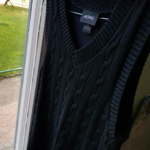 Väst  - Skitsnygg svart väst från Monki🥰  säljs pga inte min stil längre och har bara använts 1 gång på maskerad❤️ kontakta för fler bilder ☺️