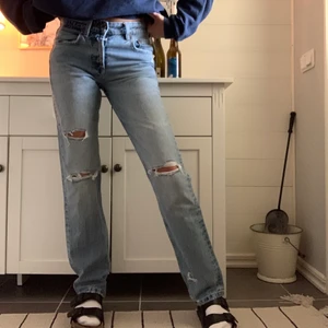 midwaist zara jeans - oanvända zara jeans, midwaist med slitningar. säljs inte längre, prislapp kvar