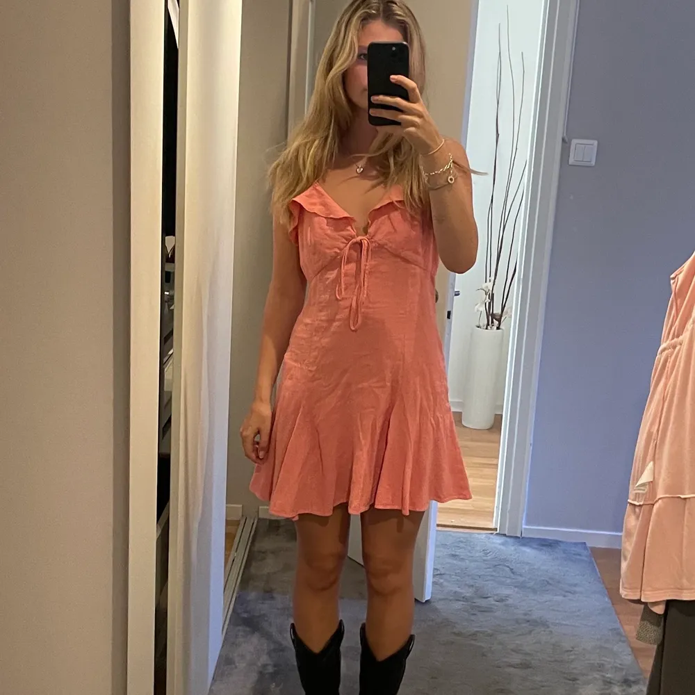 Söt rosa klänning från Zara i linnetyg. Använd 1 gång💕. Klänningar.