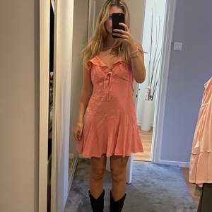 Söt rosa klänning från Zara i linnetyg. Använd 1 gång💕