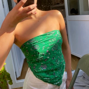 Sjal/topp - Grön topp💚🍀 Är lite sliten på kanterna! 