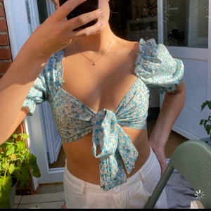 Topp - Blommig topp i Stl S🌷🌻💐