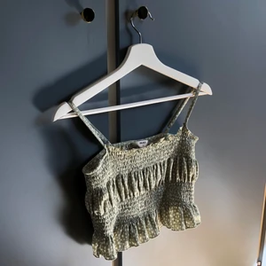 Somrig fin blus💗 - Säljer ett mycket fint linne i storlek S men är mycket töjbar har själv xs annars. Köpt för 279kr och säljs för 129+ frakt.från märket OBJECT köpt på zalando.