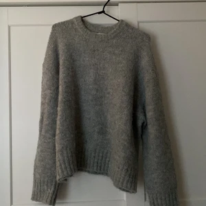 Grå stickad tröja - Vinnaren av budgivningen får gärna kontakta mig🙌🏽❤️  Stickad supermjuk och skön tröja från zara. Endast använd ett fåtal gånger. 