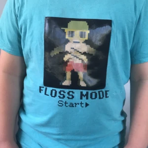 Jag säljer min sons t-shirt! - Jag säljer den har t-shirten för den är för liten för min son!