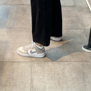 Skit balla Nike skor 😍💗 - Jag säljer mina nästintill oanvända Nike skor då jag inte fått någon användning av dem. Är i storlek 41 men de är små i storleken så är mer som en storlek 40. Jätte snygga och bekväma! 