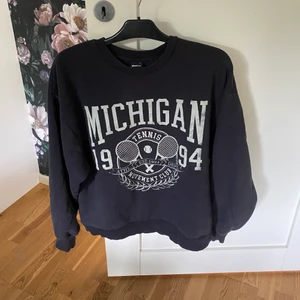 Collegetröja - Superfin tröja från gina tricot i storlek M. 50 kr + frakt💕