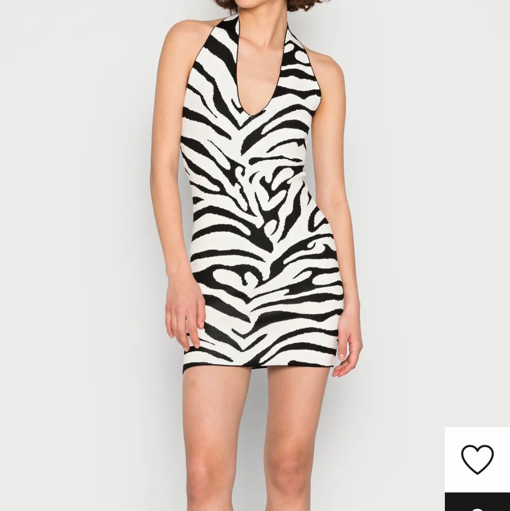 En fin småstickad klänning i zebramönster, prislappen kvar så nyskick. Kan mötas upp i Malmö eller skicka på posten (köparen står för frakten).. Klänningar.