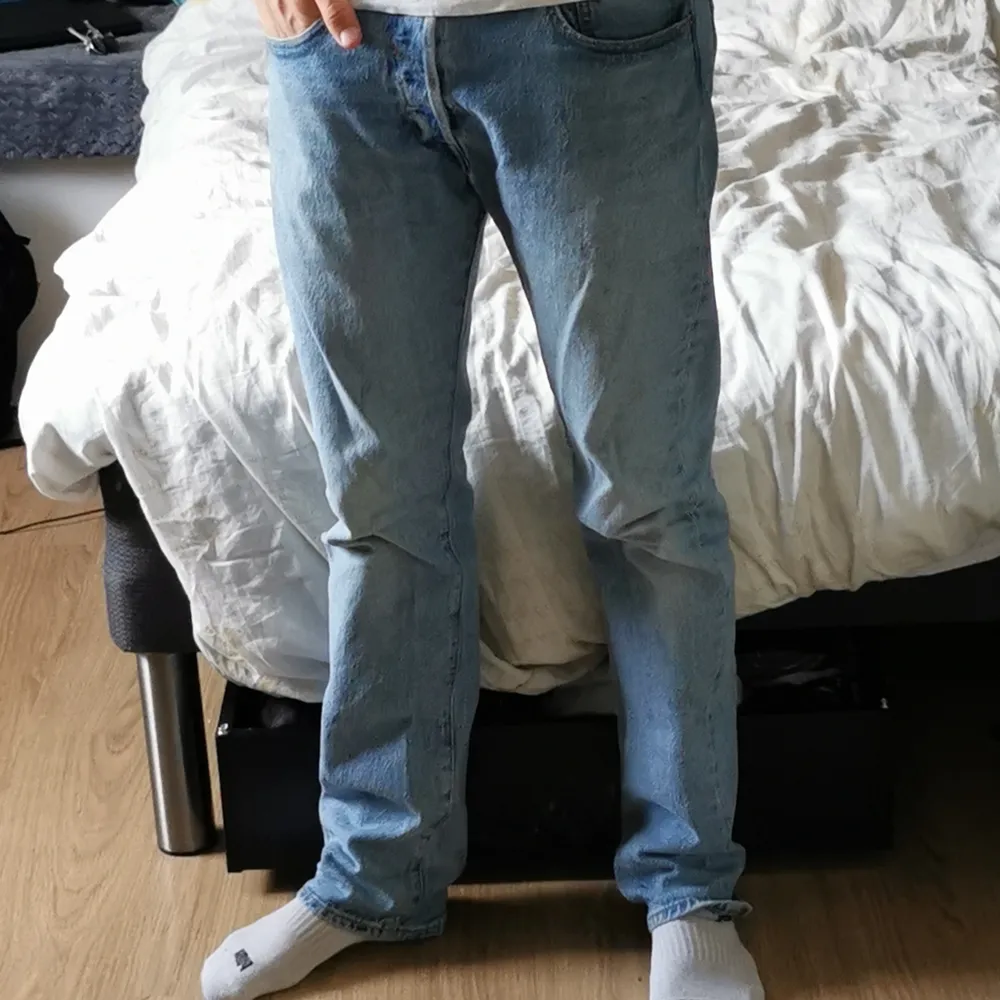 Levi's jeans i bra skick, inget slitage. Köpta 2020. Jag är 187 cm lång. Tveka inte att skriva om ni har frågor.. Jeans & Byxor.