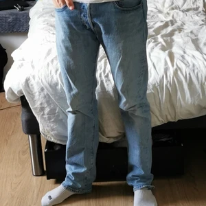 Levi's Jeans straight fit - Levi's jeans i bra skick, inget slitage. Köpta 2020. Jag är 187 cm lång. Tveka inte att skriva om ni har frågor.