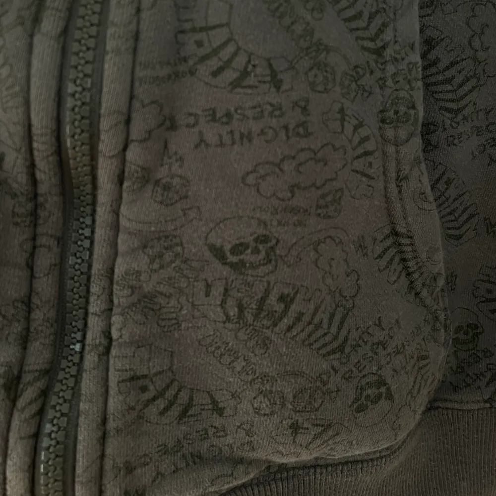 Säljer denna skitcoola zip up hoodien med ett väldigt unikt fint mönster (bild 3). Färgen är mörkgrå. Skriv för fler bilder eller frågor❣️. Hoodies.