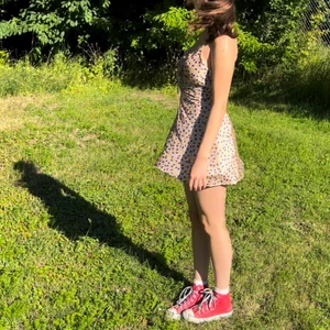 Zara Klänning - Supersöt klänning från Zara, köpt men aldrig använd från förra sommaren! Prislappen är kvar, köptes i Oslo för 379Nok. Vill gärna bli av med den så kom med prisförslag vid intresse💓