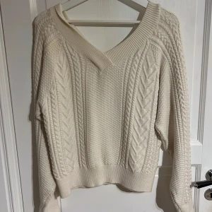 Stickad tröja - Mysig tröja som är köpt på chiquelle. Använd några få gånger så väldigt fint skick. Tror det är storlek S eller M står ej på lappen men det är det jag brukar ha och minns det som att de va något av dom