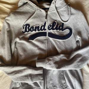 En sjukt fin zip hoodie ifrån bondeleid i storlek M! Fint skick och inga synliga fläckar. Skriv privat för att köpa!💗