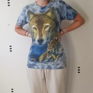 Blå tie dye t shirt - Jag säljer den här snygga varg t-shirten som är köpte för 300 kr. 