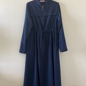 Abaya klänning  - Fin klänning med snöre runt midjan, fickor, dragkedja vid handen, finns även i grön