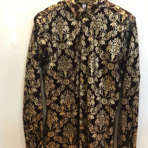 Twisted Tailor herrskjorta - Twisted Tailor herrskjorta i vinröd och guld. Storlek M.