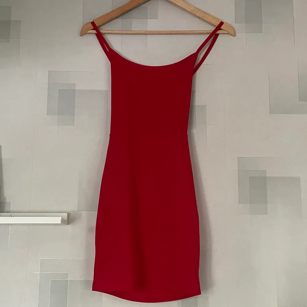 Super fin röd klänning från Boohoo med korsade band i ryggen! stl XS/S, 100kr + frakt!❤️. Klänningar.