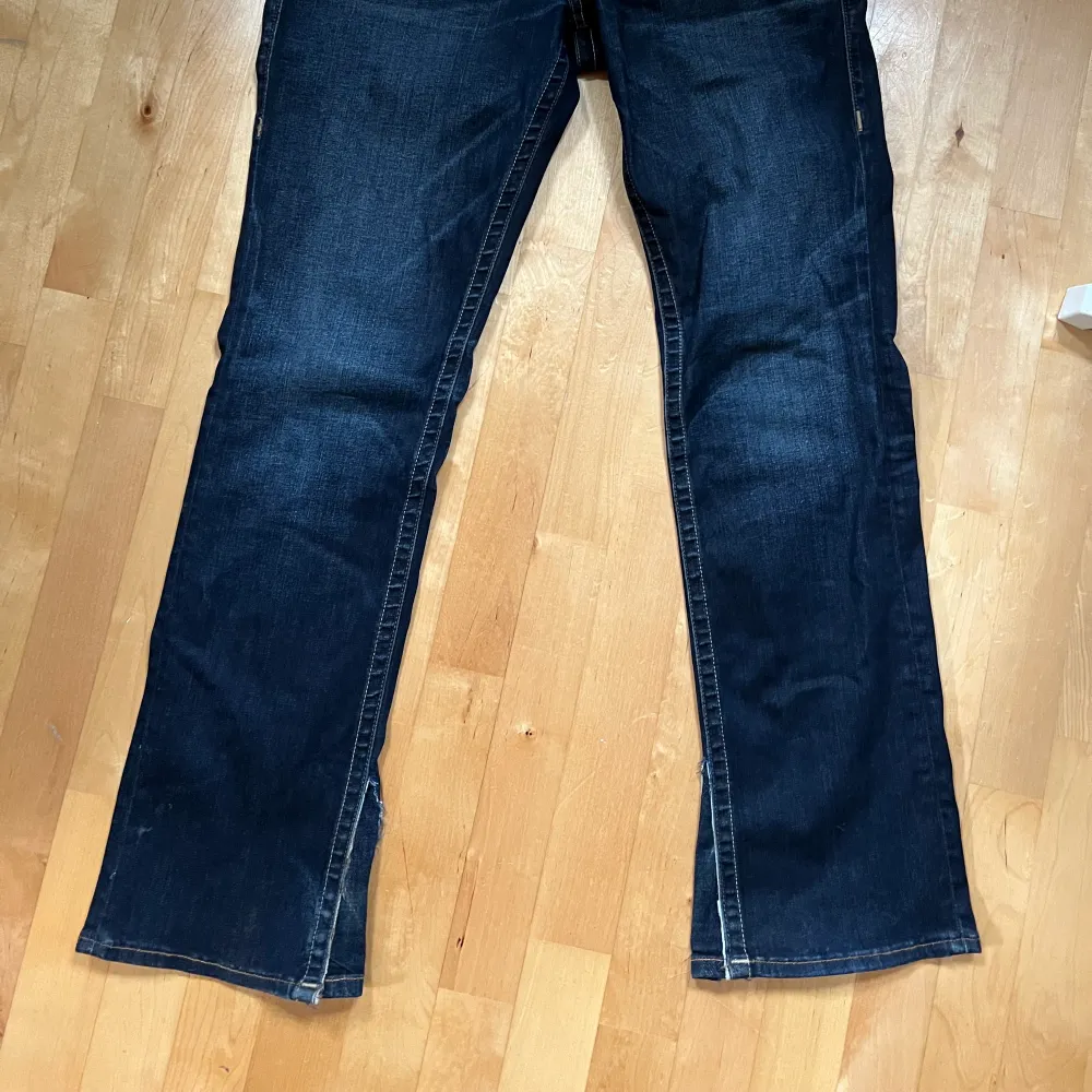 Jeansbit ditsydd för extra bootcut dem e stretchiga så passar i proncip alla. Jeans & Byxor.