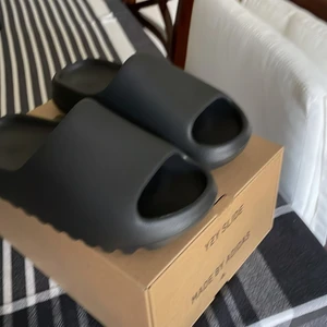 Yeezy slide - Yeezy slide oanvända skick 10/10  Köpta från adidas CONFIRMED  Passar 40/41 i storlek 