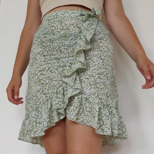 Blommig grön  kjol - Grön kjol med blom mönster som sitter bra. Storlek - XS/152 - aldrig använt.  Kontakta mig privat via intresse! <3 Råkade starta bud 🙈