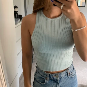 Blå linne  - Denna blå linnet är från hm och är en sjuk fin färg till sommaren men kan såklart användas när som. Det är en sånt sjukt skönt material. Köparen står för frakt 