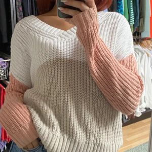 Block stickad tröja - Rosa vit beige block stickad vringad tröja från hollister, använd få gånger, storlek xs, säljer för 89kr + frakt 🚚! Skriv vid intresse eller frågor!