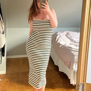 Randig långklänning från zara - Kollar intresset på denna fina slutsålda randiga klänningen från zara!